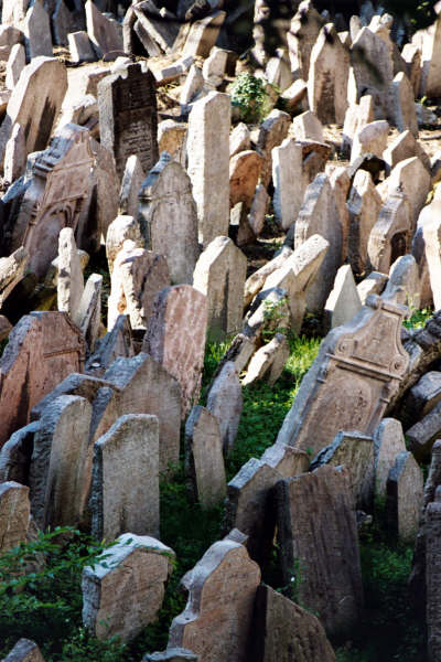 El cementerio judío de Praga es un rincón icónico dela ciudad con miles de lápidas en muy poco terreno. (clickear para agrandar la foto)